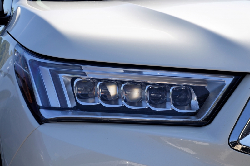 moto-CARROS-min_acura-headlamp-2834131